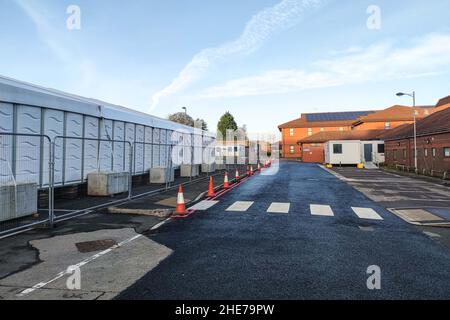 Solihull, Royaume-Uni. 9 janvier 2022. Le NHS Nightingale Surge Hub prend forme dans le parking de l'hôpital Solihull sur Lode Lane, West Midlands. Le carrefour, composé de deux immenses chapiteaux, sera doté d’infirmières et de consultants, ainsi que de travailleurs cliniques et non cliniques et s’occupera de ceux qui ne sont pas assez bien pour rentrer chez eux, mais qui ont besoin d’une supervision minimale pendant leur rétablissement au COVID-19. Y compris Solihull, huit emplacements ont été choisis en Angleterre pour les structures temporaires COVID. Photo par crédit : arrêter presse Media/Alamy Live News Banque D'Images