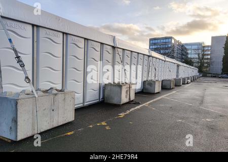 Solihull, Royaume-Uni. 9 janvier 2022. Le NHS Nightingale Surge Hub prend forme dans le parking de l'hôpital Solihull sur Lode Lane, West Midlands. Le carrefour, composé de deux immenses chapiteaux, sera doté d’infirmières et de consultants, ainsi que de travailleurs cliniques et non cliniques et s’occupera de ceux qui ne sont pas assez bien pour rentrer chez eux, mais qui ont besoin d’une supervision minimale pendant leur rétablissement au COVID-19. Y compris Solihull, huit emplacements ont été choisis en Angleterre pour les structures temporaires COVID. Photo par crédit : arrêter presse Media/Alamy Live News Banque D'Images