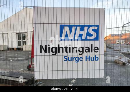 Solihull, Royaume-Uni. 9 janvier 2022. Le NHS Nightingale Surge Hub prend forme dans le parking de l'hôpital Solihull sur Lode Lane, West Midlands. Le carrefour, composé de deux immenses chapiteaux, sera doté d’infirmières et de consultants, ainsi que de travailleurs cliniques et non cliniques et s’occupera de ceux qui ne sont pas assez bien pour rentrer chez eux, mais qui ont besoin d’une supervision minimale pendant leur rétablissement au COVID-19. Y compris Solihull, huit emplacements ont été choisis en Angleterre pour les structures temporaires COVID. Photo par crédit : arrêter presse Media/Alamy Live News Banque D'Images