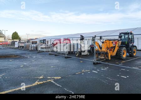 Solihull, Royaume-Uni. 9 janvier 2022. Le NHS Nightingale Surge Hub prend forme dans le parking de l'hôpital Solihull sur Lode Lane, West Midlands. Le carrefour, composé de deux immenses chapiteaux, sera doté d’infirmières et de consultants, ainsi que de travailleurs cliniques et non cliniques et s’occupera de ceux qui ne sont pas assez bien pour rentrer chez eux, mais qui ont besoin d’une supervision minimale pendant leur rétablissement au COVID-19. Y compris Solihull, huit emplacements ont été choisis en Angleterre pour les structures temporaires COVID. Photo par crédit : arrêter presse Media/Alamy Live News Banque D'Images