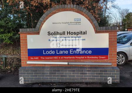 Solihull, Royaume-Uni. 9 janvier 2022. Le NHS Nightingale Surge Hub prend forme dans le parking de l'hôpital Solihull sur Lode Lane, West Midlands. Le carrefour, composé de deux immenses chapiteaux, sera doté d’infirmières et de consultants, ainsi que de travailleurs cliniques et non cliniques et s’occupera de ceux qui ne sont pas assez bien pour rentrer chez eux, mais qui ont besoin d’une supervision minimale pendant leur rétablissement au COVID-19. Y compris Solihull, huit emplacements ont été choisis en Angleterre pour les structures temporaires COVID. Photo par crédit : arrêter presse Media/Alamy Live News Banque D'Images