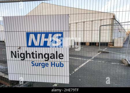 Solihull, Royaume-Uni. 9 janvier 2022. Le NHS Nightingale Surge Hub prend forme dans le parking de l'hôpital Solihull sur Lode Lane, West Midlands. Le carrefour, composé de deux immenses chapiteaux, sera doté d’infirmières et de consultants, ainsi que de travailleurs cliniques et non cliniques et s’occupera de ceux qui ne sont pas assez bien pour rentrer chez eux, mais qui ont besoin d’une supervision minimale pendant leur rétablissement au COVID-19. Y compris Solihull, huit emplacements ont été choisis en Angleterre pour les structures temporaires COVID. Photo par crédit : arrêter presse Media/Alamy Live News Banque D'Images