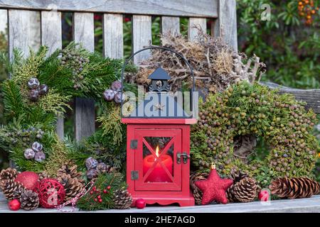 décoration de noël avec lanterne en bois rouge et couronne de l'avent Banque D'Images