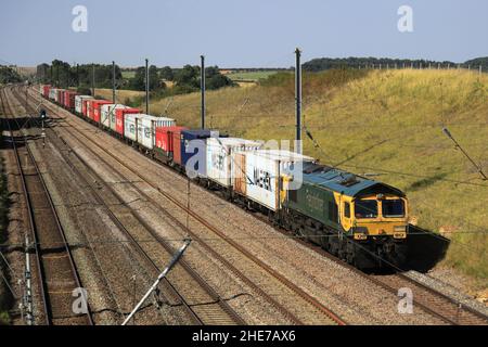 66504 train à moteur diesel Freightliner près du village d'Essendine, comté de Rutland, Angleterre Banque D'Images