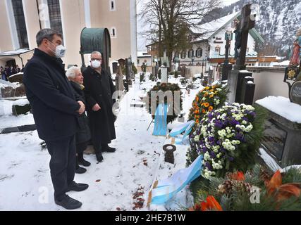 Oberammergau, Allemagne.09th janvier 2022.Markus Söder, Premier ministre bavarois (CSU) et Ilse Aigner, président du Parlement bavarois (CSU), se tiennent devant la tombe de l'ancien Premier ministre bavarois Max Streibl lors d'un événement commémoratif marquant le 90th anniversaire de sa naissance au cimetière de la ville.Credit: Karl-Josef Hildenbrand/dpa/Alay Live News Banque D'Images