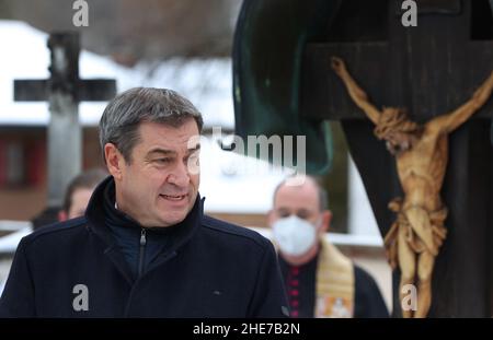 Oberammergau, Allemagne.09th janvier 2022.Markus Söder, ministre-président bavarois (CSU), s'exprime devant la tombe de l'ancien ministre-président bavarois Max Streibl lors d'un événement commémoratif marquant le 90th anniversaire de sa naissance au cimetière local.Credit: Karl-Josef Hildenbrand/dpa/Alay Live News Banque D'Images
