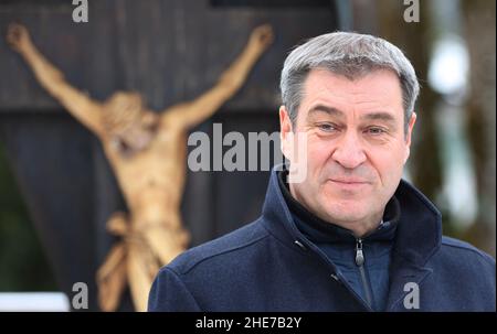 Oberammergau, Allemagne.09th janvier 2022.Markus Söder, ministre-président bavarois (CSU), s'exprime devant la tombe de l'ancien ministre-président bavarois Max Streibl lors d'un événement commémoratif marquant le 90th anniversaire de sa naissance au cimetière local.Credit: Karl-Josef Hildenbrand/dpa/Alay Live News Banque D'Images