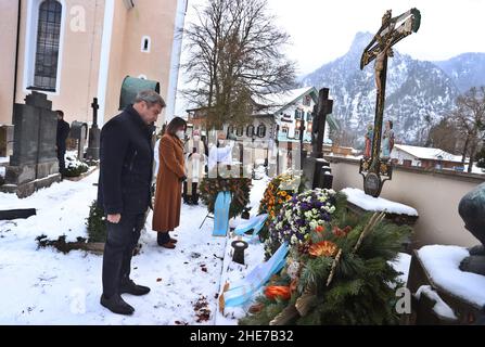 Oberammergau, Allemagne.09th janvier 2022.Markus Söder, Premier ministre bavarois (CSU) et Ilse Aigner, président du Parlement bavarois (CSU), se tiennent devant la tombe de l'ancien Premier ministre bavarois Max Streibl lors d'un événement commémoratif marquant le 90th anniversaire de sa naissance au cimetière de la ville.Credit: Karl-Josef Hildenbrand/dpa/Alay Live News Banque D'Images