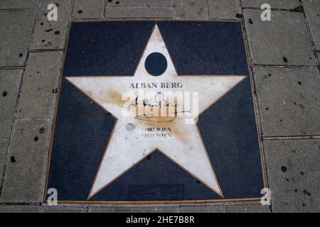 Vienne, Autriche, 24 juillet 2021.Star dédiée à Alban Berg, musicien et compositeur autrichien., sur la promenade de la renommée dans le quartier de l'opéra. Banque D'Images