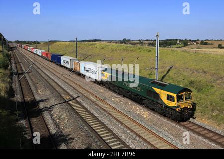 66504 train à moteur diesel Freightliner près du village d'Essendine, comté de Rutland, Angleterre Banque D'Images