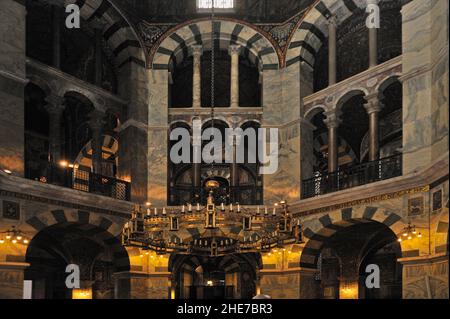 Aachener Dom, Kaiserdom, Oktogon, Karolingischer Zentralbau mit Barbarossaleuchter, Aix-la-Chapelle, Nordrhein-Westfalen, Deutschland, Europa | Aix-la-Chapelle Banque D'Images