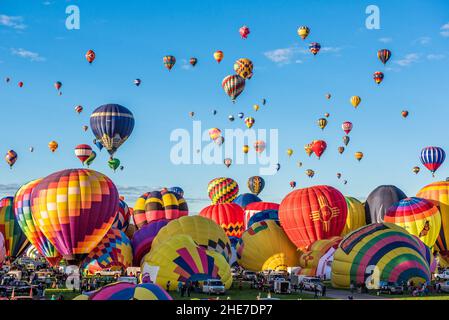 Une foule gonflant des ballons d'air pendant la International Hot Air Balloon Fiesta, Albuquerque, Nouveau-Mexique, États-Unis Banque D'Images