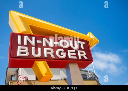 San Francisco, Californie.23 juillet 2017.Le panneau de hamburger In-N-Out aux couleurs vives au quai de pêcheurs de san francisco, en californie, est situé contre Banque D'Images