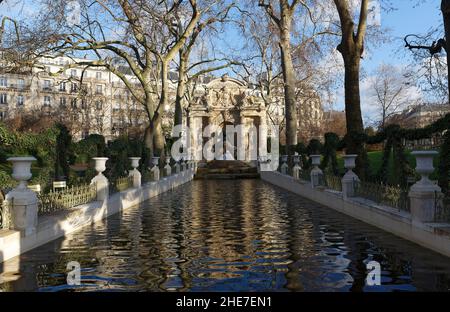 Fontaine Médicis Baroque romantique conçu au début XVII siècle dans les jardins du Luxembourg . Paris. La France. Banque D'Images