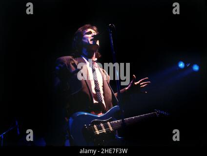 Le musicien anglais Ray Davies se présentant avec les Kinks à Londres en 1982. Banque D'Images