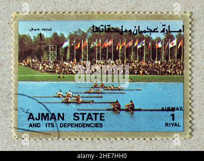 Timbre-poste annulé imprimé par Ajman, qui montre l'aviron, Jeux Olympiques d'été, Munich, vers 1972, Banque D'Images