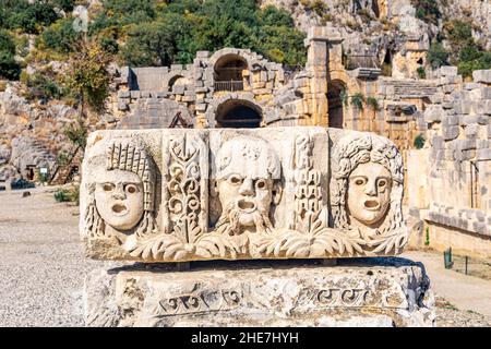 Visages en pierre sculptés - masques de théâtre anciens - dans les ruines de la ville antique de Myra, Turquie Banque D'Images