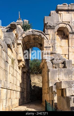 Ruines de l'ancien théâtre à Myra (Demre, Turquie), une couche de sol, appliquée au fil du temps, est visible de derrière Banque D'Images