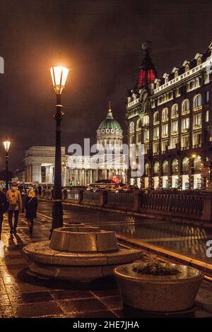 Saint-Petersbourg, Russie - vue de la cathédrale de Kazan et de la librairie Dom Knigi la nuit Banque D'Images