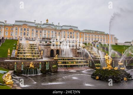 Peterhof, Russie - vue sur le palais Tsar et ses fontaines Banque D'Images