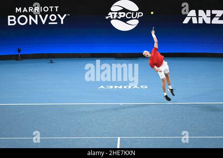 Sydney, Australie.9th janvier 2022: Ken Rosewall Arena, Sydney Olympic Park, Sydney, Australie; tournoi de tennis de la coupe ATP, coupe finale Canada contre l'Espagne; Denis Shapovalov, de l'équipe Canada, sert à Pablo Carreno Busta, de l'équipe Espagne crédit: Action plus Sports Images/Alamy Live News Banque D'Images