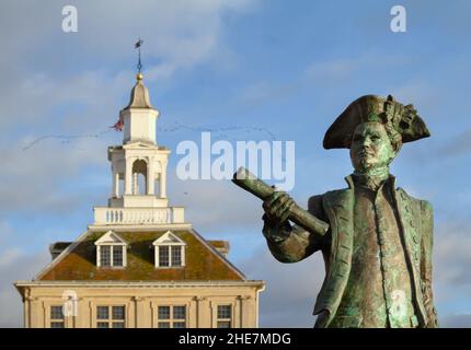 Statue en bronze du capitaine George Vancouver devant la Maison des douanes, Purfleet Quay King's Lynn, Royaume-Uni Banque D'Images