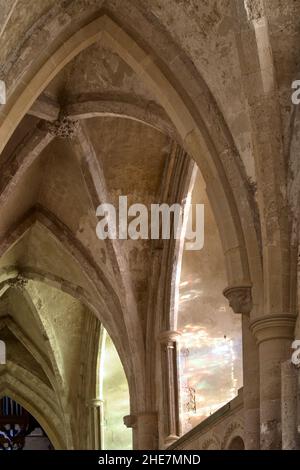 Côte Quadripartite en pierre, toit de voûte nervuré, fenêtres Arches et Arch, Prieuré de Christchurch Royaume-Uni Banque D'Images