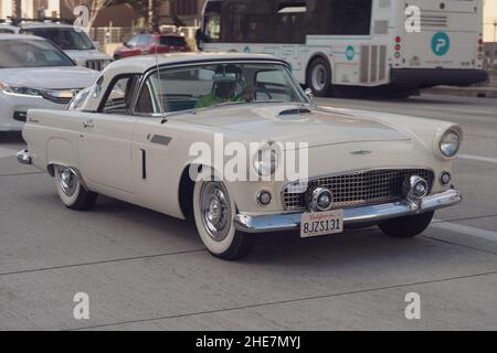 Voiture classique Ford Thunderbird montrée en croisière sur Colorado Boulevard dans la ville de Pasadena. Banque D'Images