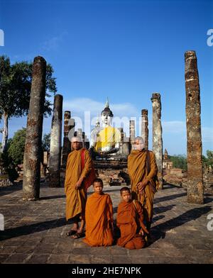 Thaïlande.Ayutthaya.Wat Mahathe.Moines bouddhistes. Banque D'Images