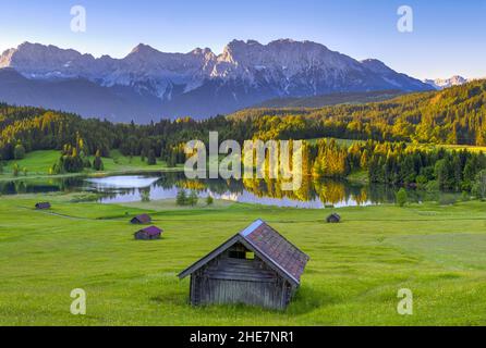 Lac de Geroldsee avec montagnes Karwendel, Bavière, Allemagne Banque D'Images
