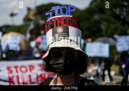 Les manifestants portent des signes lors d'une manifestation pour marquer la Journée internationale des droits de l'homme de 73rd à l'Université des Philippines à Quezon City, dans la région métropolitaine de Manille.Des milliers d'activistes de divers groupes se sont rassemblés contre la mise en œuvre de la loi anti-terroriste controversée et contre des violations présumées des droits de l'homme, y compris des attaques contre des travailleurs des médias et des exécutions extrajudiciaires présumées dans la répression du Président Duterte contre les drogues illégales.Philippines. Banque D'Images