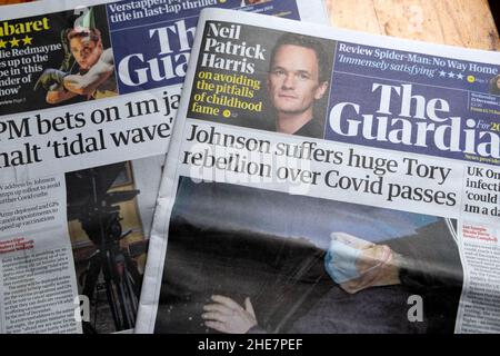 Boris 'Johnson souffre d'une énorme rébellion Tory au-dessus de Covid passes' Covid passe la première page du journal Guardian le 15 décembre 2021 Londres Royaume-Uni Banque D'Images