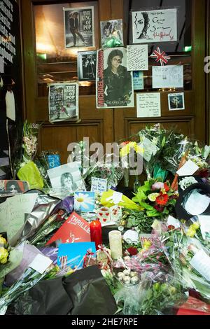 Fleurs et messages d'hommage des fans de Michael Jackson devant le Lyric Theatre de Londres. Banque D'Images