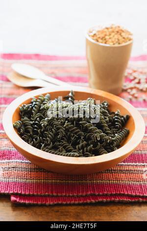 Pâtes Fusilli sans gluten à base de farine de lentilles vertes Banque D'Images