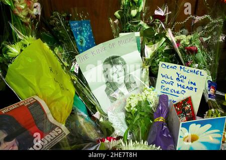 Fleurs et messages d'hommage des fans de Michael Jackson devant le Lyric Theatre de Londres. Banque D'Images