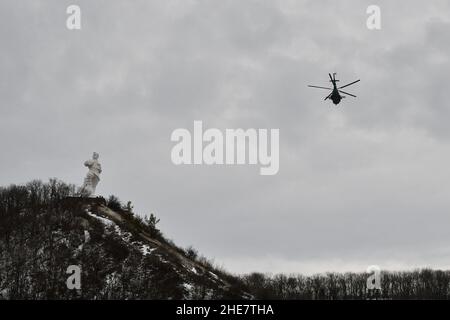 L'hélicoptère militaire ukrainien a vu survoler la statue d'Artyom (homme d'État soviétique et révolutionnaire professionnel) de l'époque soviétique à Sviatohirsk.Le secrétaire D'Etat AMÉRICAIN Antony Blinken a déclaré aujourd'hui (9 janvier 2022) que la Russie devait choisir entre le dialogue et la confrontation, avant les pourparlers à Genève sur la montée des tensions sur l'Ukraine.Les Etats-Unis et leurs alliés sont prêts à discuter avec la Russie dans le cadre de discussions sur l’Ukraine de la possibilité pour chaque partie de limiter les exercices militaires et les déploiements de missiles dans la région, a déclaré un haut responsable américain le samedi 8 janvier 2022. Banque D'Images