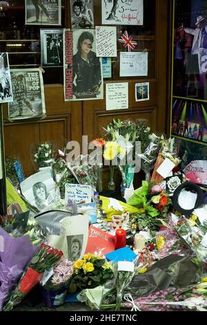 Les fleurs et les messages d'hommage des fans de Michael Jackson à l'extérieur de la Lyric Theatre à Londres Banque D'Images