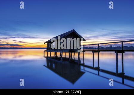 Boathouse au crépuscule sur Ammersee, Bavière, Allemagne Banque D'Images