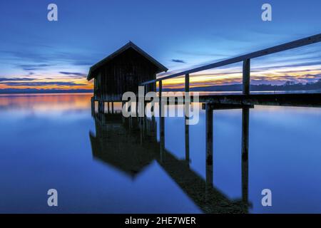 Boathouse au crépuscule sur Ammersee, Bavière, Allemagne Banque D'Images