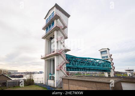 Vue à grand angle de la barrière anti-tempête dans la rivière Hollandsche IJssel, près de Rotterdam, aux pays-Bas.Fait partie de la célèbre Dutch Delta Works. Banque D'Images