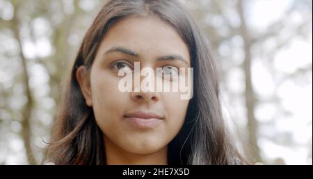 Portrait d'une belle femme indienne contre des arbres dans un parc Banque D'Images