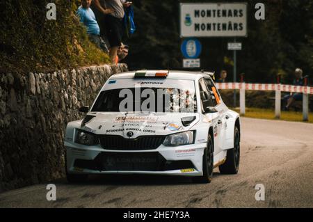 Une Skoda Fabia R5 au Shakedown dans Rally Alpi Orientali 2019, Montenars(UD), Friuli V.G., Italie Banque D'Images