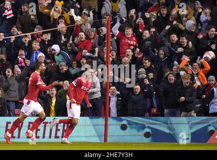 Lewis Grabban (à gauche), de Nottingham Forest, célèbre le premier but de sa partie lors du troisième match de la coupe Emirates FA à City Ground, Nottingham.Date de la photo: Dimanche 9 janvier 2022. Banque D'Images