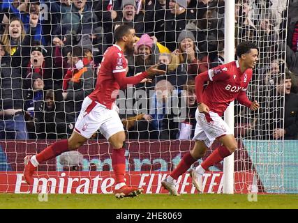 Lewis Grabban (à gauche), de Nottingham Forest, célèbre le premier but de sa partie lors du troisième match de la coupe Emirates FA à City Ground, Nottingham.Date de la photo: Dimanche 9 janvier 2022. Banque D'Images