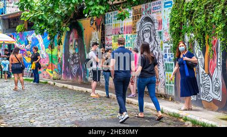 Touristes visitant la Batman Alley.Le Beco de Batman est un lieu célèbre et une attraction touristique majeure de la ville. jan.9, 2022 Banque D'Images