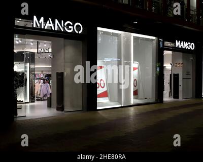 Séville, Espagne ; 4th janvier 2021 : photo nocturne de l'entrée et de la façade de la boutique Mango dans le centre commercial Torre Sevilla. Banque D'Images