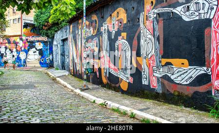 Rue pavée étroite et art urbain dans le Batman Alley.Le Beco de Batman est un lieu célèbre et une attraction touristique majeure de la ville. jan.9 Banque D'Images