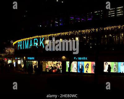 Séville, Espagne; 4th janvier 2021: Photo de nuit de deux enseignes au néon PRIMARK dans le centre commercial Torre Sevilla. Banque D'Images