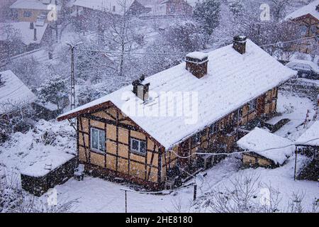 Hiver et maisons anciennes.Photos de la maison pendant qu'elle neige Banque D'Images