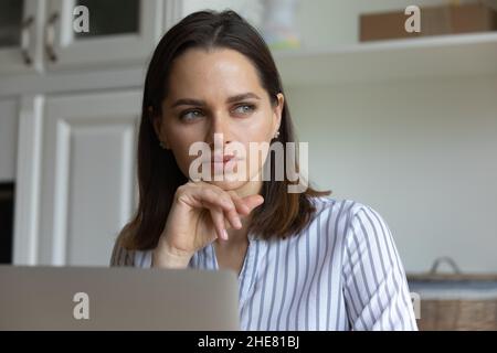 Femme professionnelle sérieuse pensive millénaires se détournant du travail Banque D'Images